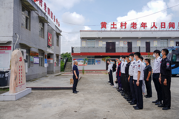 “助力鄉(xiāng)村振興，踐行艱苦奮斗” 將新員工黨性教育活動搬到對口幫扶村1.jpg